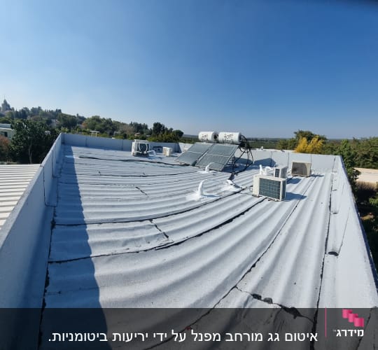 איטום גג מורחב מפנל על ידי יריעות ביטומניות.